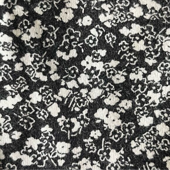 Lands’ End Floral Daisy Black And White Leggings - Picture 3 of 7